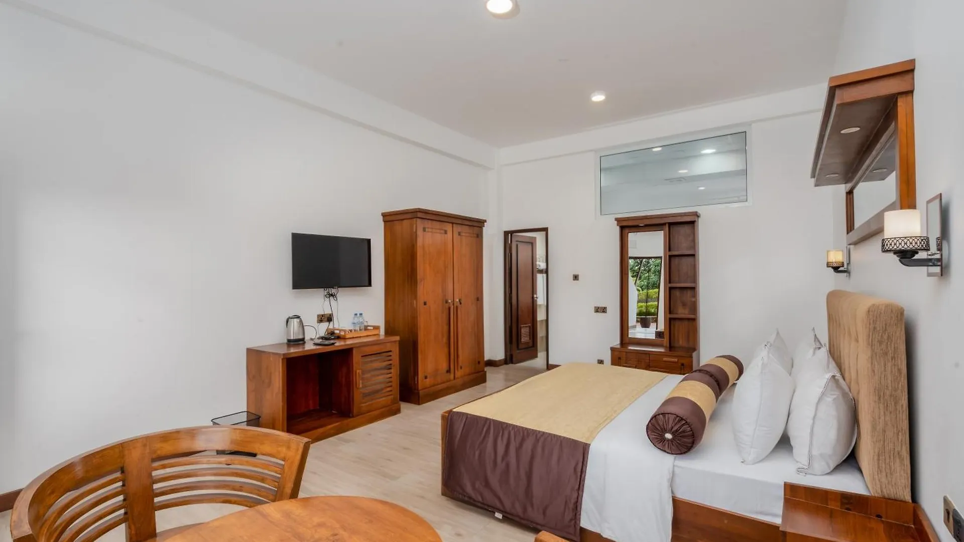 Eagle Regency Hotel Kandy